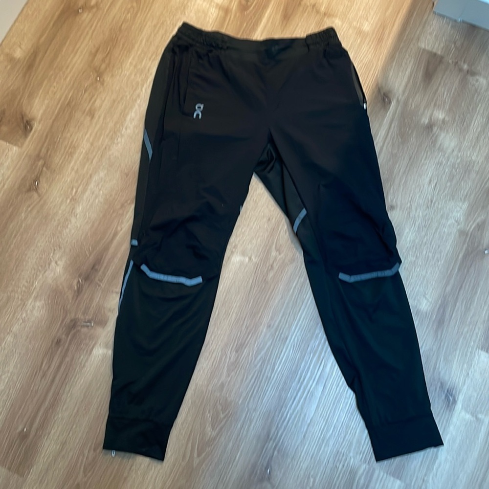 Men’s black pant “on cloud”